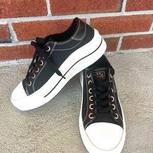 Women’s Bob By Skechers  High Ranking Memory Foam Foot Bed. Size 6.5